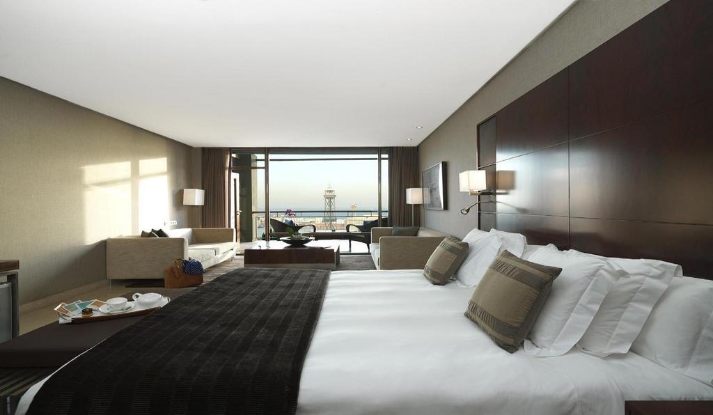 Hotel Miramar Barcelona Gl Екстериор снимка A room at the Four Seasons Hotel
