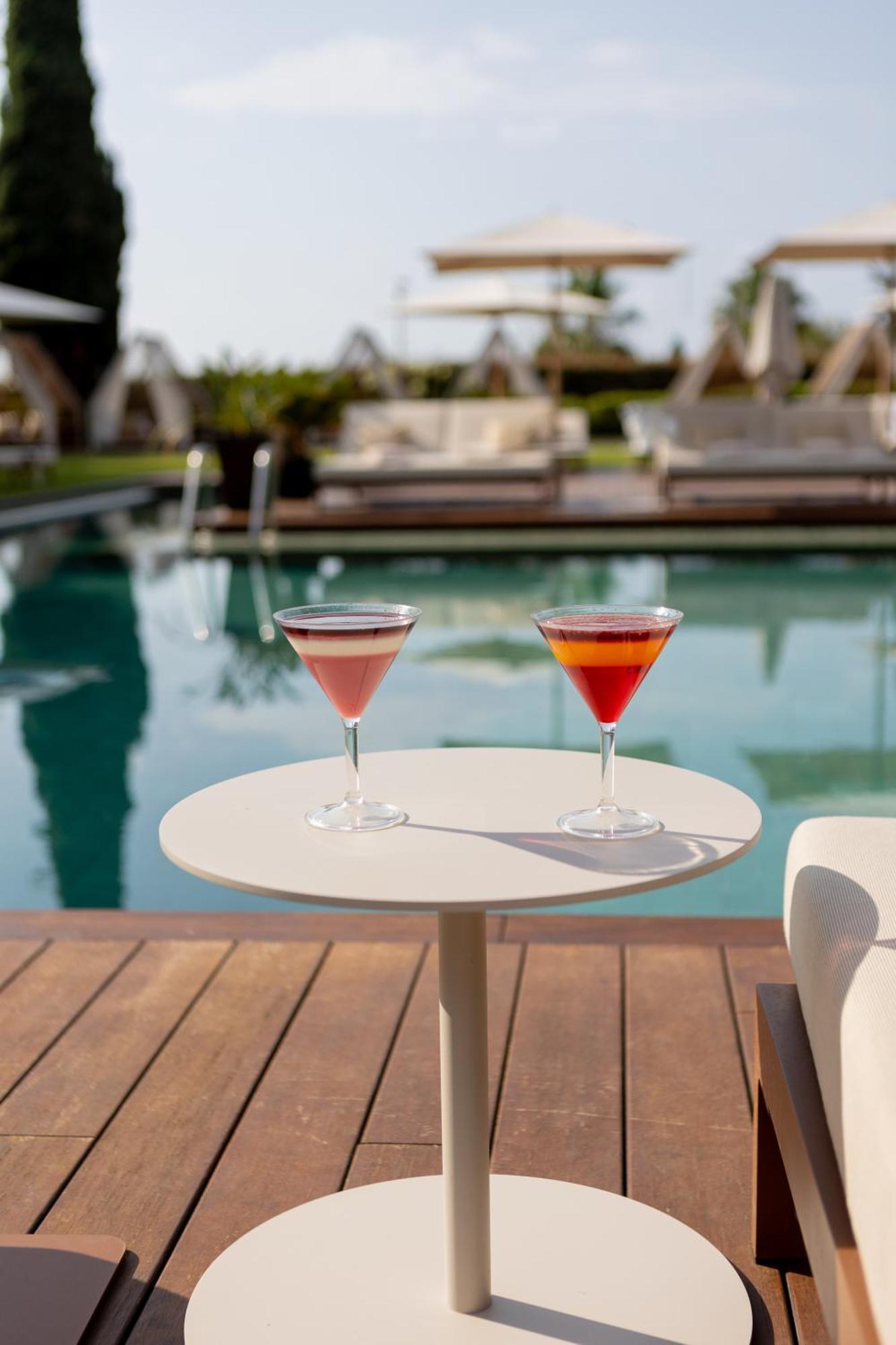 Hotel Miramar Barcelona Gl Екстериор снимка Cocktails at the pool