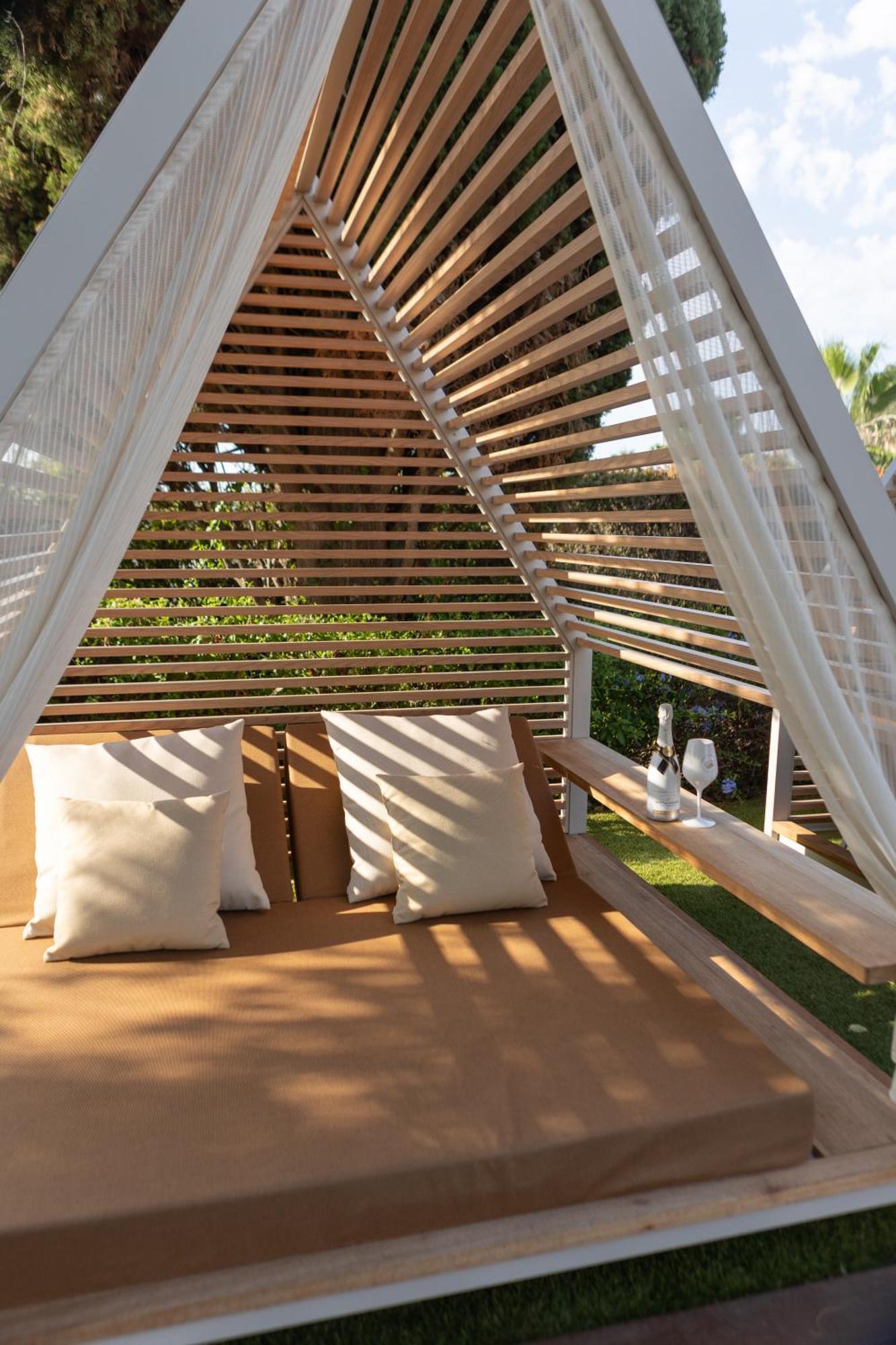 Hotel Miramar Barcelona Gl Екстериор снимка The interior of a cabana