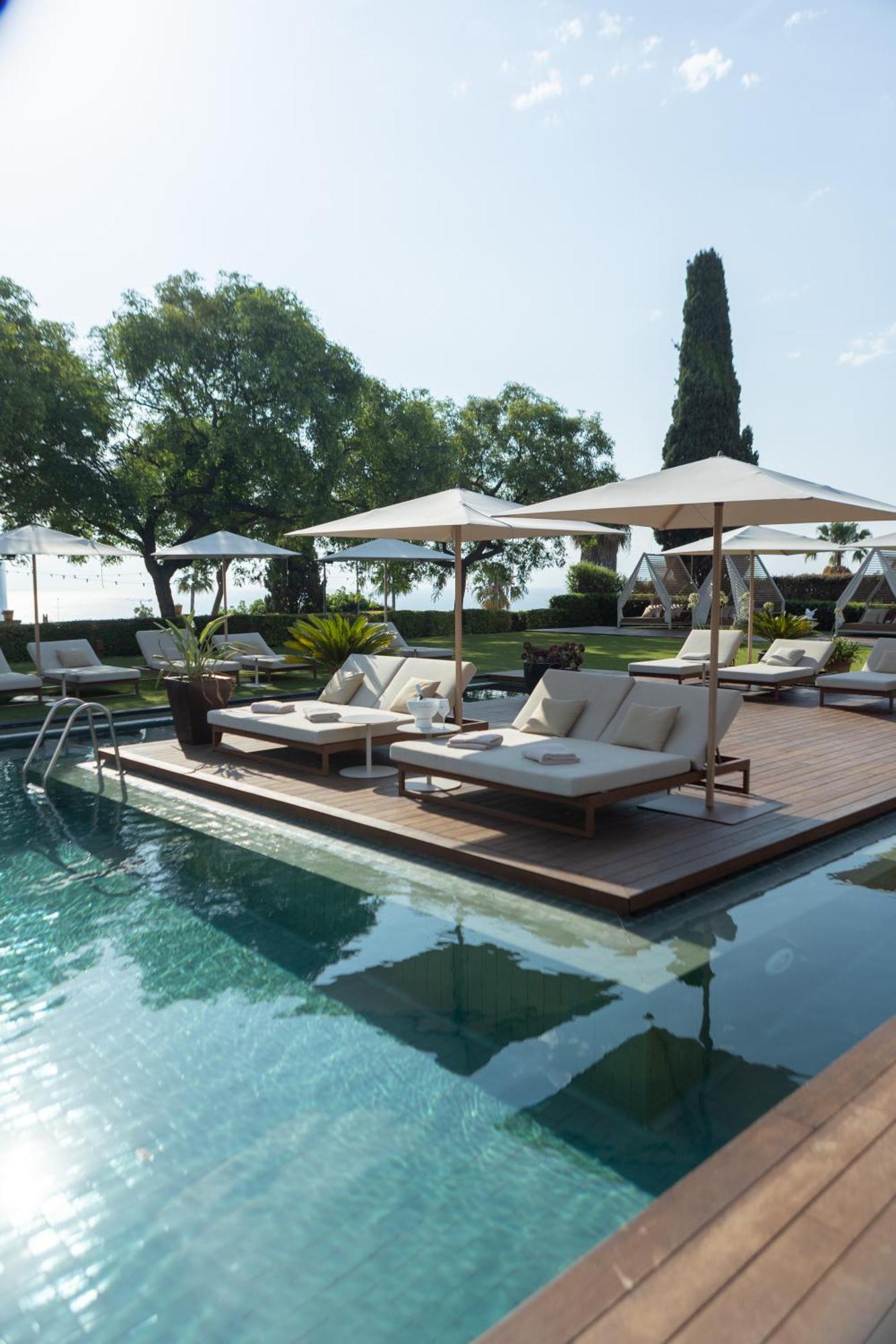 Hotel Miramar Barcelona Gl Екстериор снимка The pool at the hotel